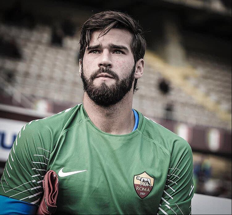 Alisson Becker, el portero de la Selección de Brasil, que te hará suspirar. ¡Haz clic en la galería!