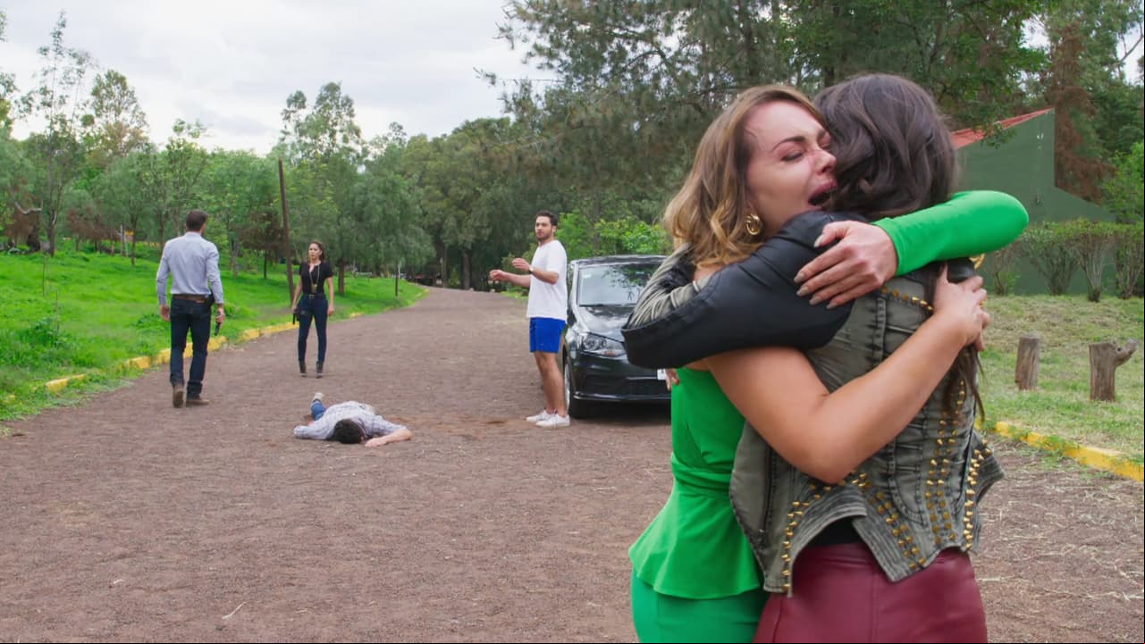 'Fedora' y 'Lorena' se abrazan tras el difícil momento que acaban de vivir. Descubre qué pasará en "Si nos dejan" de lunes a viernes a las 9:30 p.m. con Las Estrellas.