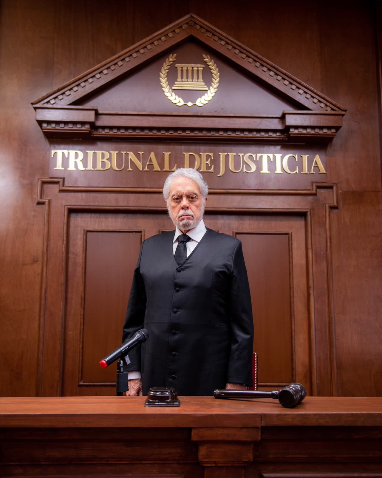 Mientras que el reconocido actor Eugenio Cobo dio vida al juez que escuchará atento a los testigos.