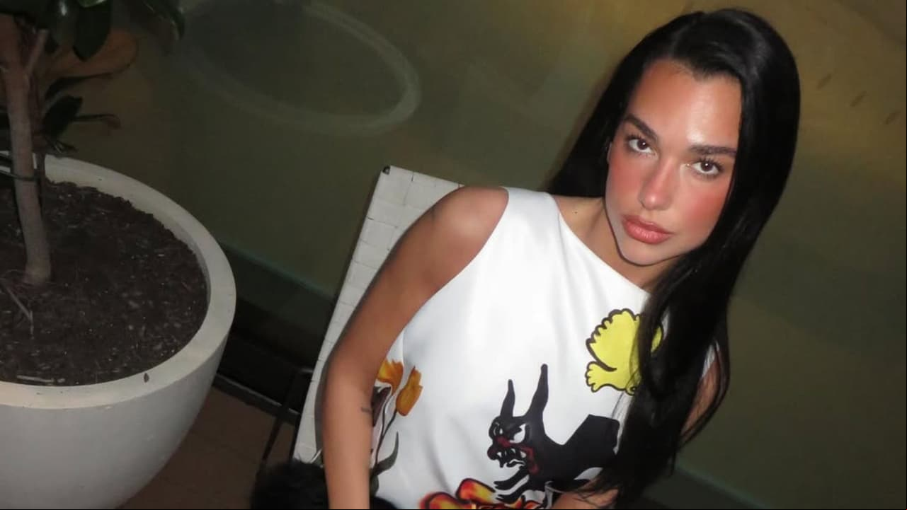 Dua Lipa impacta al cantar en español un gran éxito de Enrique Iglesias