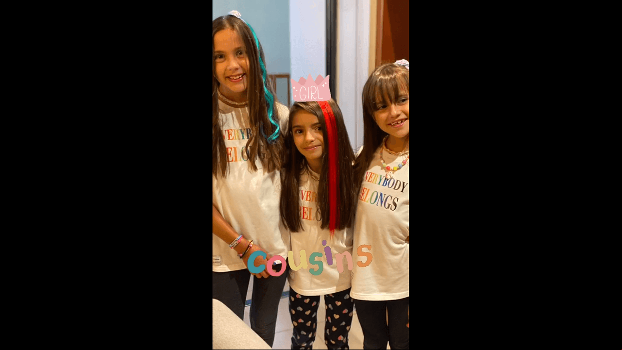 Además de su peluca morada, Aitana Derbez utilizó una divertida extensión de color rojo, mientras que su prima Morgana portó una en tono azul.