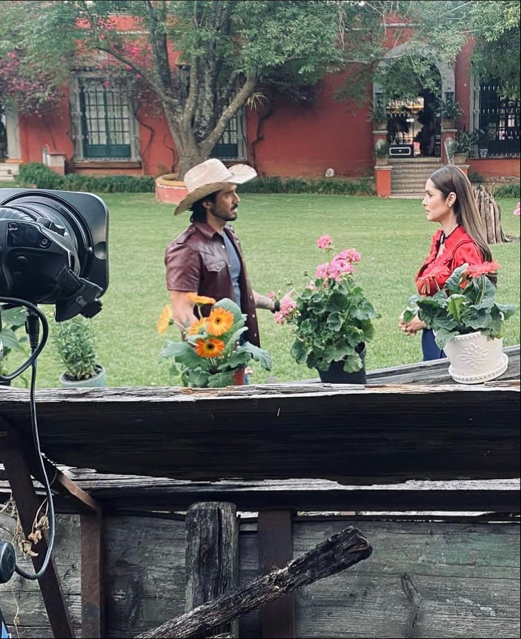 Aquí el actor comparte un día de grabación con Marlene Favela, quien impactará en "La Desalmada".