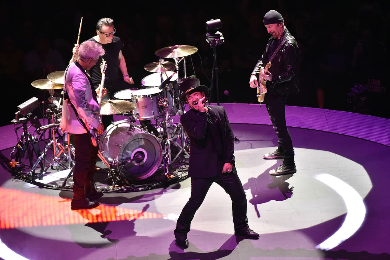 U2 se presentó en Chicago donde Bono se cayó del escenario