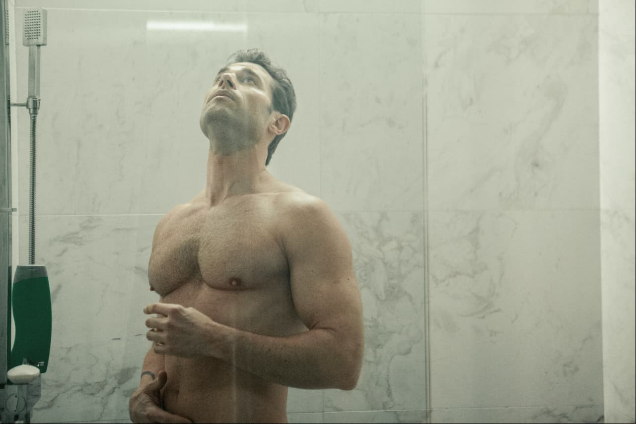 Afortunadamente para quienes son fans del actor, en "El Dragón" lo vimos hasta bañándose. 
<br>
<br>
<i>'El Dragón', gran estreno 4 de mayo a las 9:30 pm. con Las Estrellas.</i>