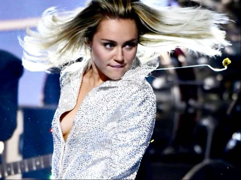 Miley Cyrus llena de locura y brillo a línea de ropa y tenis