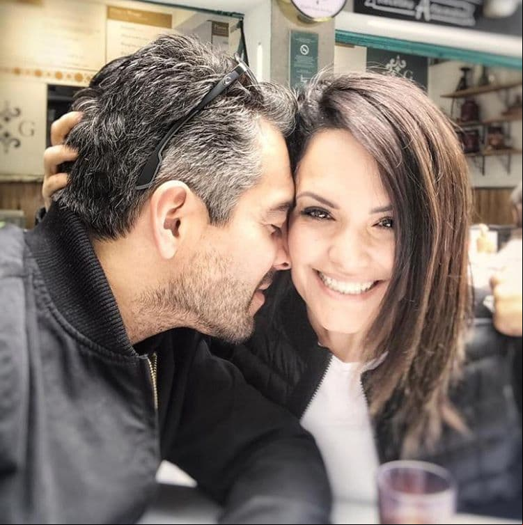 Con pétalos de rosas y un tierno mensaje, Omar Chaparro sorprende a su esposa por su aniversario