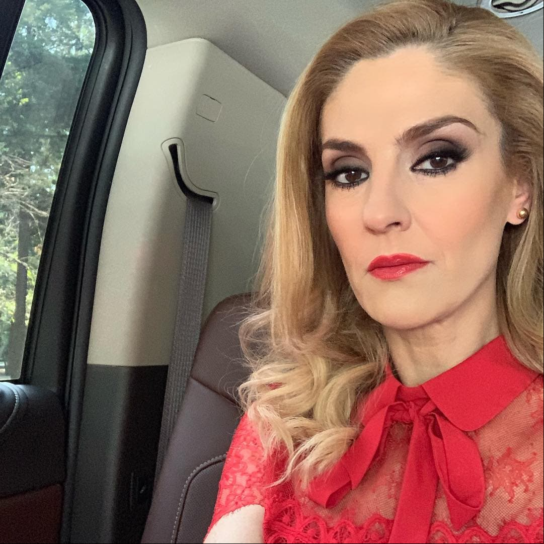 Chantal Andere (‘Estefanía Bracho’) sigue sumando títulos a su trayectoria en televisión, el más reciente melodrama en el que participó fue en ‘Tenías que ser tú’ y en teatro continúa ganándose el aplauso del público con su interpretación en la puesta ‘El beso de la mujer araña’.