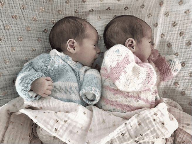Bárbara y Sebastián complementaron la vida de Ludwika Paleta, quien ya era madre de Nicolás. Los bebés nacieron el 29 de mayo. Foto: Instagram