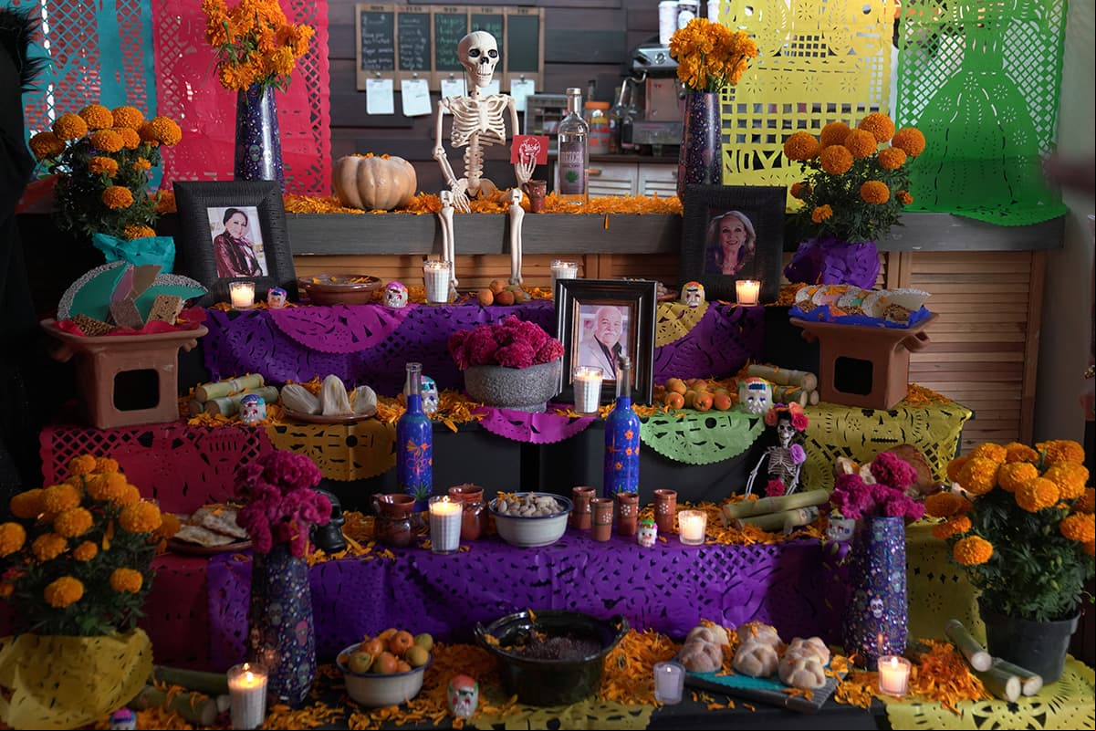 En la ofrenda lucieron las imágenes de Lilia Aragón, Enrique Becker e Isela Vega, entre otros actores que siempre recordaremos en 'El Dicho'.