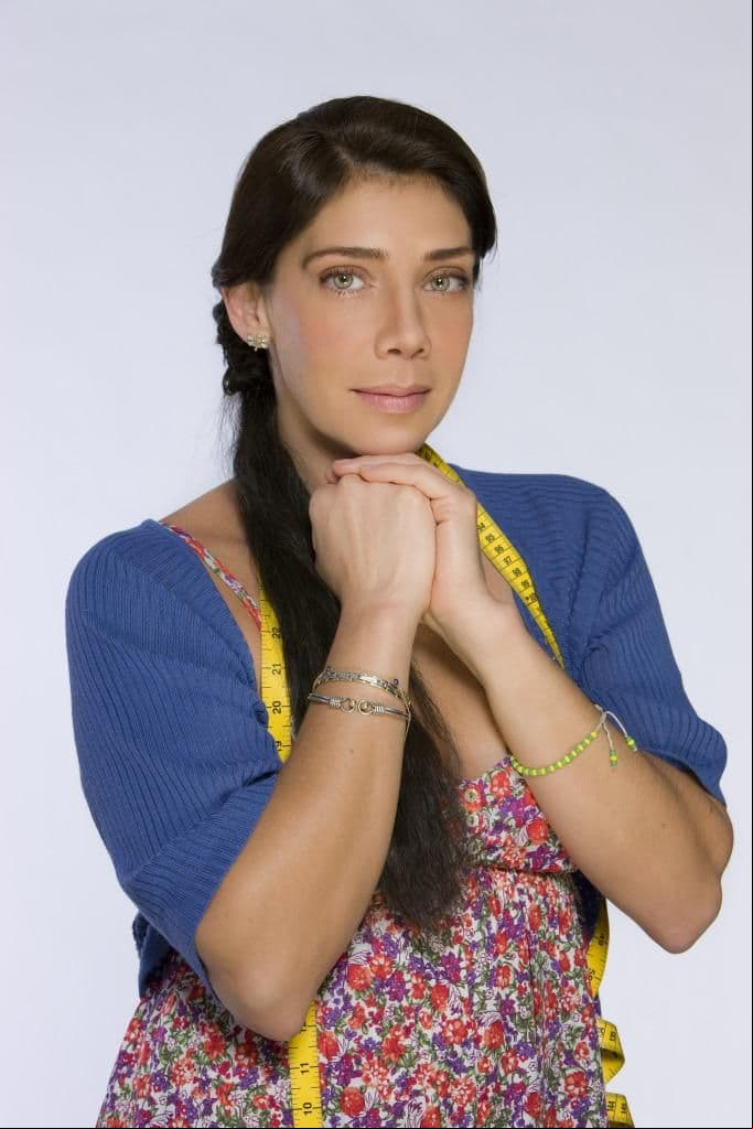 Años después, la actriz se transformó en la buena de la historia al dar vida a la madrina "Juana" en "Teresa". "Fue una oportunidad maravillosa. Yo regresé después de parir a las telenovelas con José Alberto Castro, fue la primera oportunidad que me dieron de hacer melodrama del lado de la buena y fue todo un éxito. Él creyó en mí y de ahí arranca una nueva etapa en mi vida haciendo todo tipo de personajes".