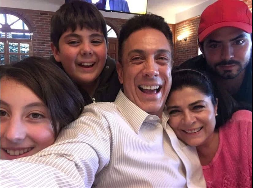 Victoria Ruffo junto a su familia