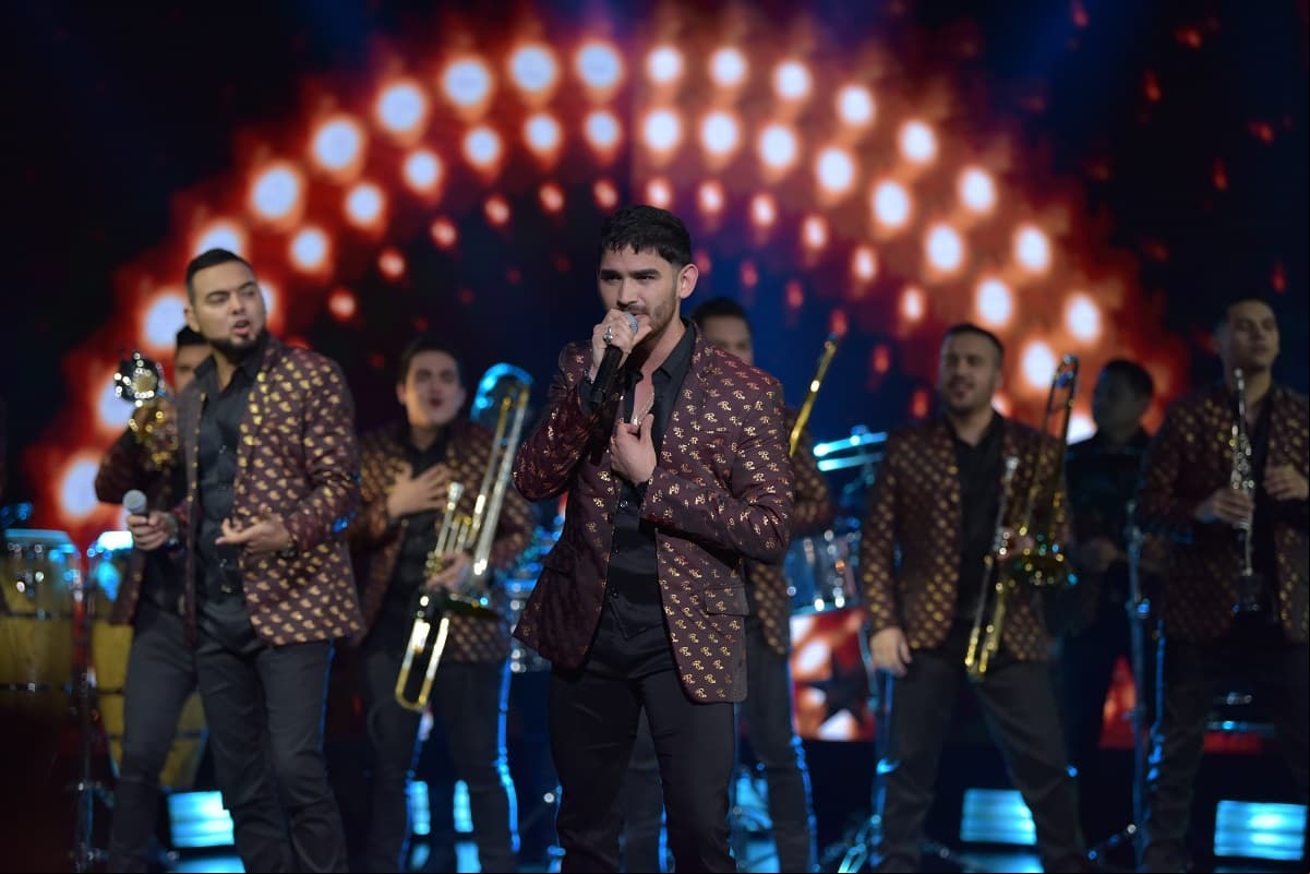 El Recodo nos puso a bailar al ritmo de sus grandes éxitos como: 'Bum, Bum, Bum', 'Me sobrabas tú', 'Llegaste tú', entre muchos más. La agrupación se caracterizó por lucir sacos color vino con la R en miniatura en tono dorado.