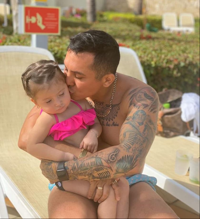 El intérprete, de 32 años, protagonizó un tierno momento junto a su hija menor, posando con la pequeña mientras le da un beso. “Te amo”, dijo el cantante y sus seguidores llenaron la publicación de emojis de corazones.