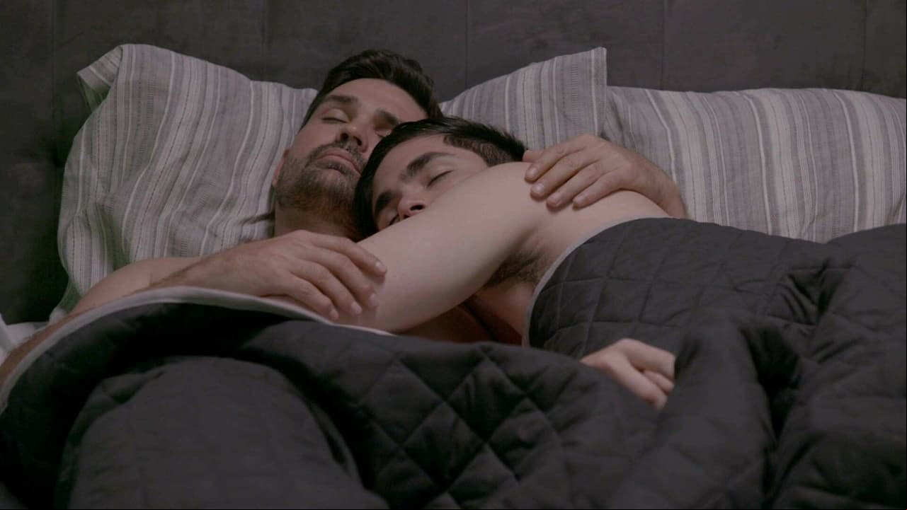 Lolita encuentra a Sebastián y a Diego en la cama