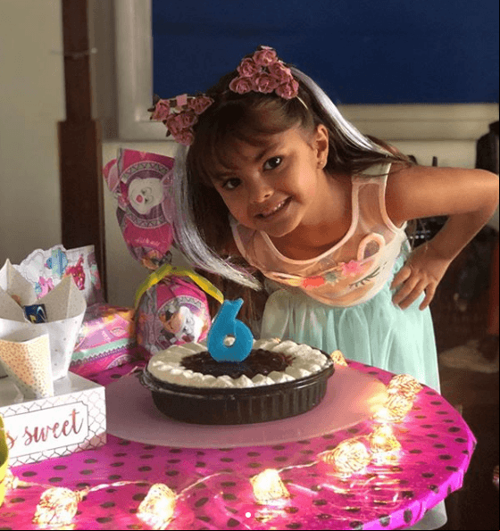 Rafaela Castro presumió su cumpleaños número 6 con un posteo en Instagram donde se aprecia frente a un pastel y rodeada de regalos.