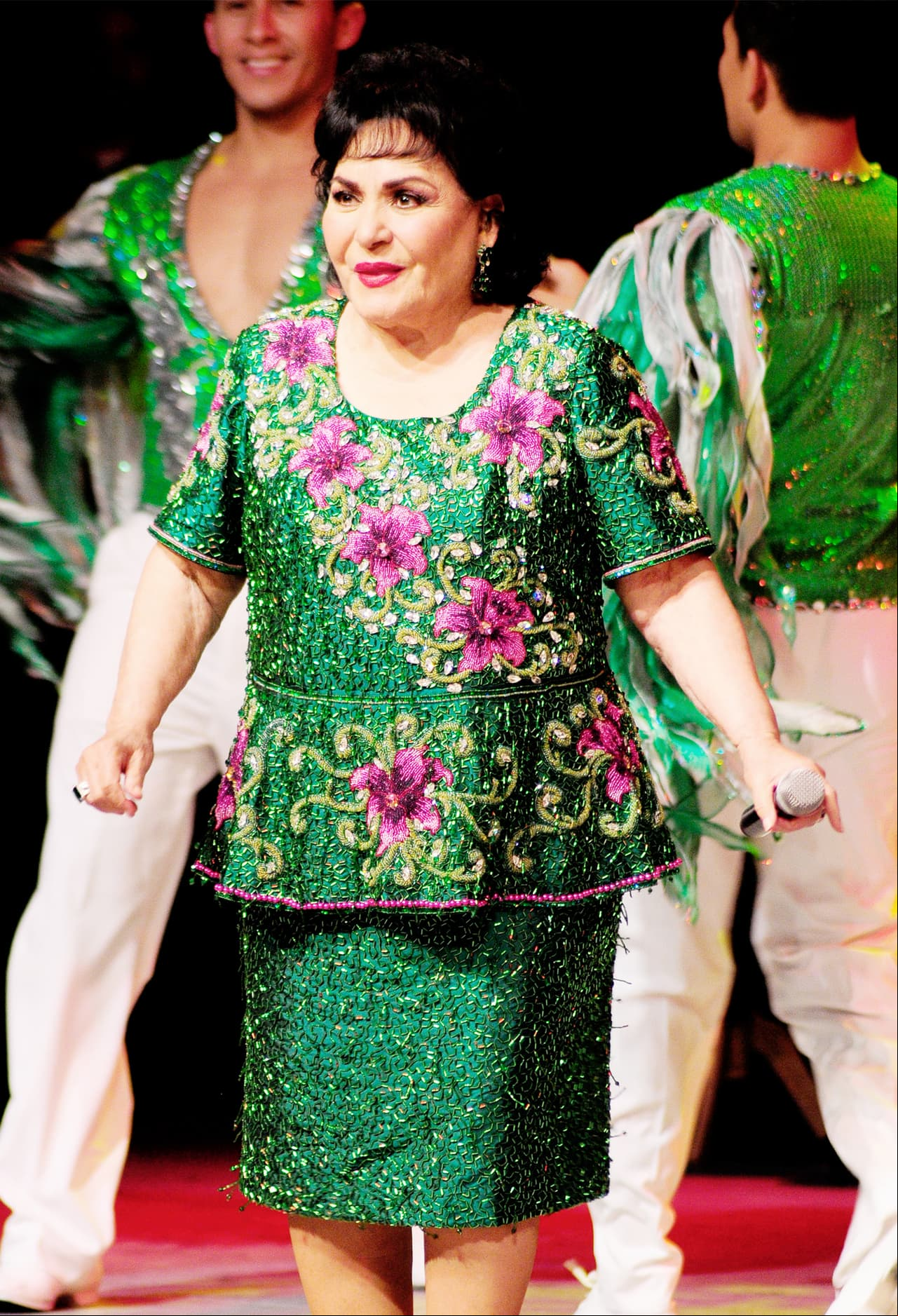 Nuestro indudable favorito. Siguiendo con el clásico estilo de la actriz, quien gustaba de vestir sets de dos piezas siempre compuestos por falda debajo de la rodilla, Carmelita sorprendió con este outfit en el reestreno de Aventurera en febrero de 2012. El color, las flores, los brillos... ¡todo nos encanta!
