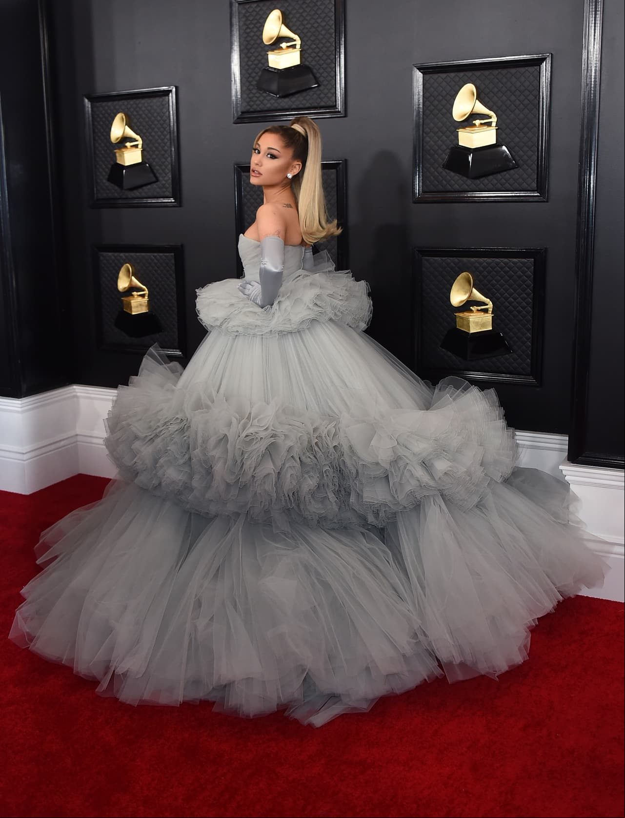 Ariana Grande sorprendió a la audiencia con un vestido maxi con falda de tul, un obra del diseñador italiano Giambattista Valli.