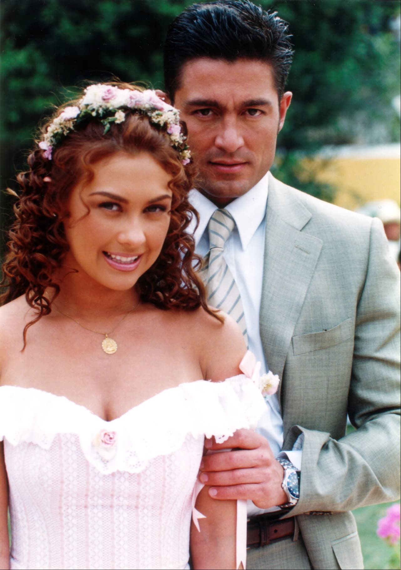 ‘Abrázame muy fuerte’ fue producida por Salvador Mejía y comenzó a transmitirse de julio de 2000 a febrero de 2001, contando con las actuaciones estelares de Aracely Arámbula, Fernando Colunga y Victoria Ruffo. Este melodrama narra la historia de una bella y dulce joven que vive en Tabasco con su familia, pero su vida cambia cuando se enamora de un peón que labora en la hacienda.
