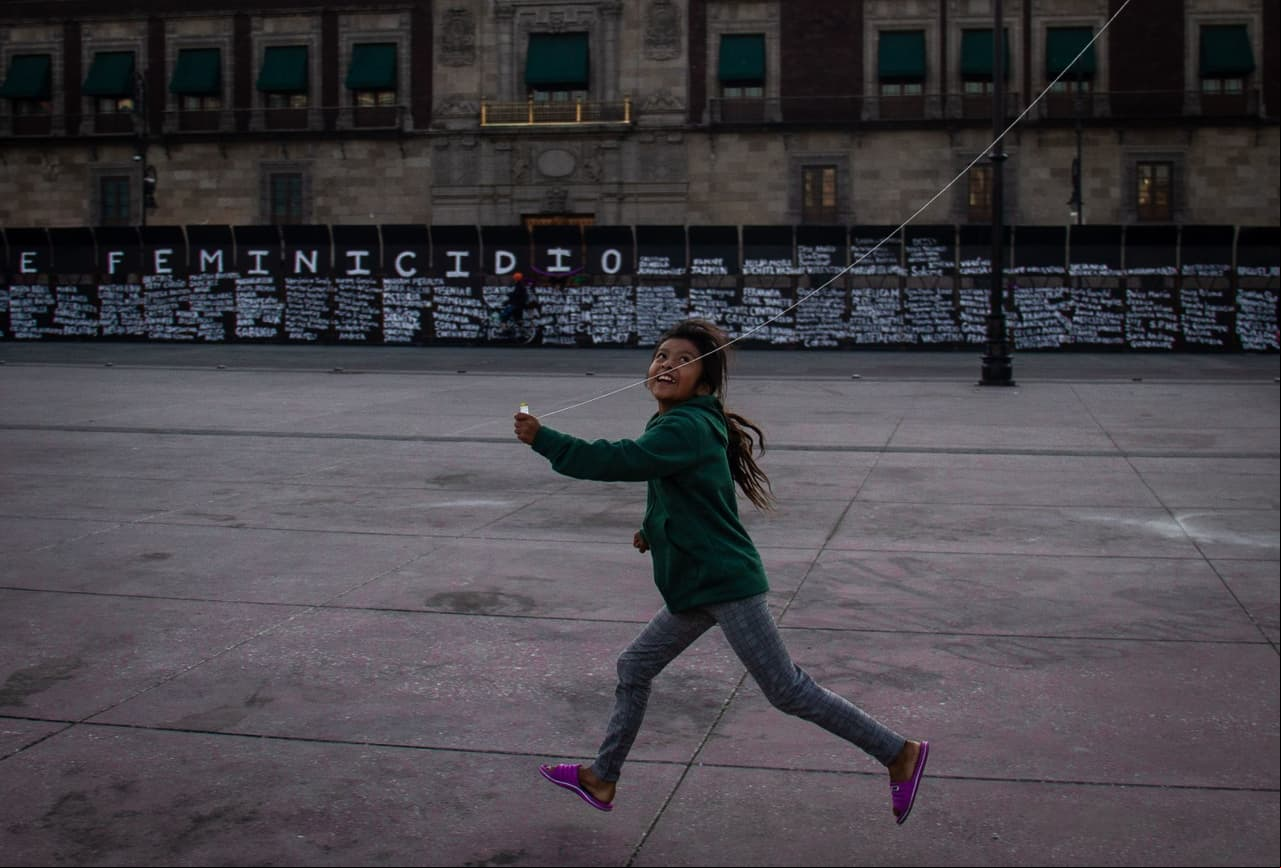 8M: El poderoso mensaje de la foto de la niña corriendo frente a Palacio Nacional