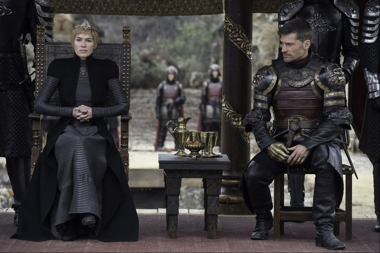 Para las temporadas finales, Emilia Clarke, Kit Harington, Lena Headey, Peter Dinklage y Nikolaj Coster-Walda ganaron alrededor de 500 mil dólares por capítulo