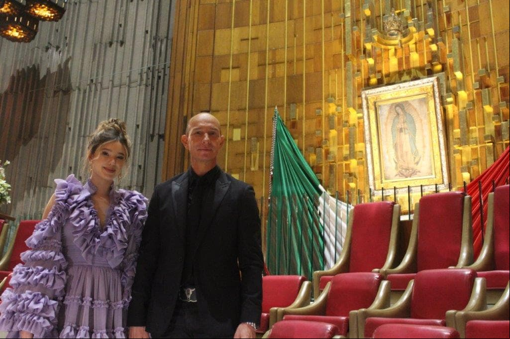El dueto que causó sensación durante Las Mañanitas a la Virgen fue el interpretado por Erik y Mía Rubín, quienes ofrecieron “Solamente una vez”. Previo a ello, dedicaron unas palabras a la Virgencita. “Esta noche nuestros corazones están de fiesta y cómo no celebrarte si siempre estás ahí para cuidarnos, para acompañarnos”, dijo Erik.