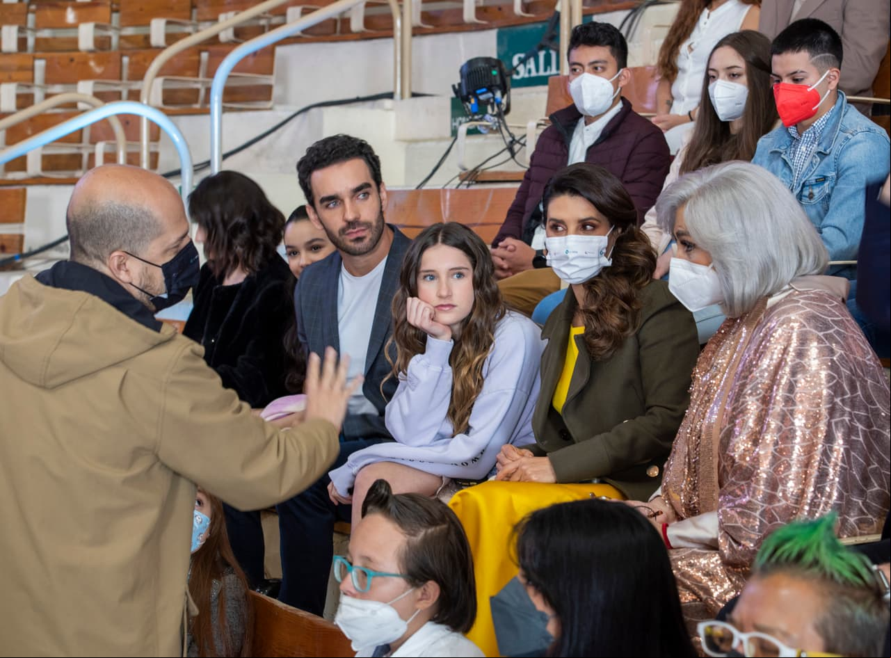 El elenco atento a las indicaciones de la producción durante la escena cuando 'Miranda' se gradúa de la escuela.
