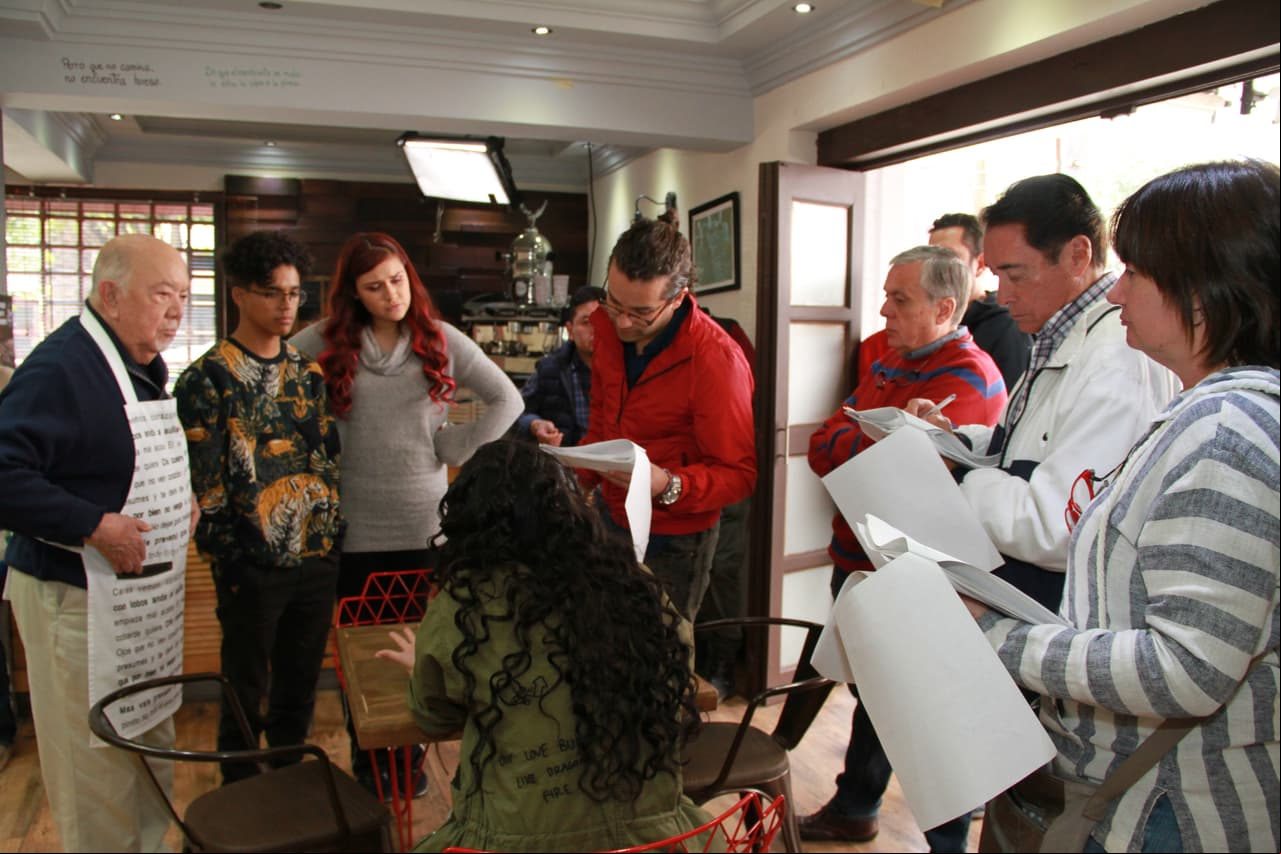 Jessi también le cuenta su versión a Don Tomás, Pato y Marieta, quienes la orientan. Aquí el ensayo de la escena.