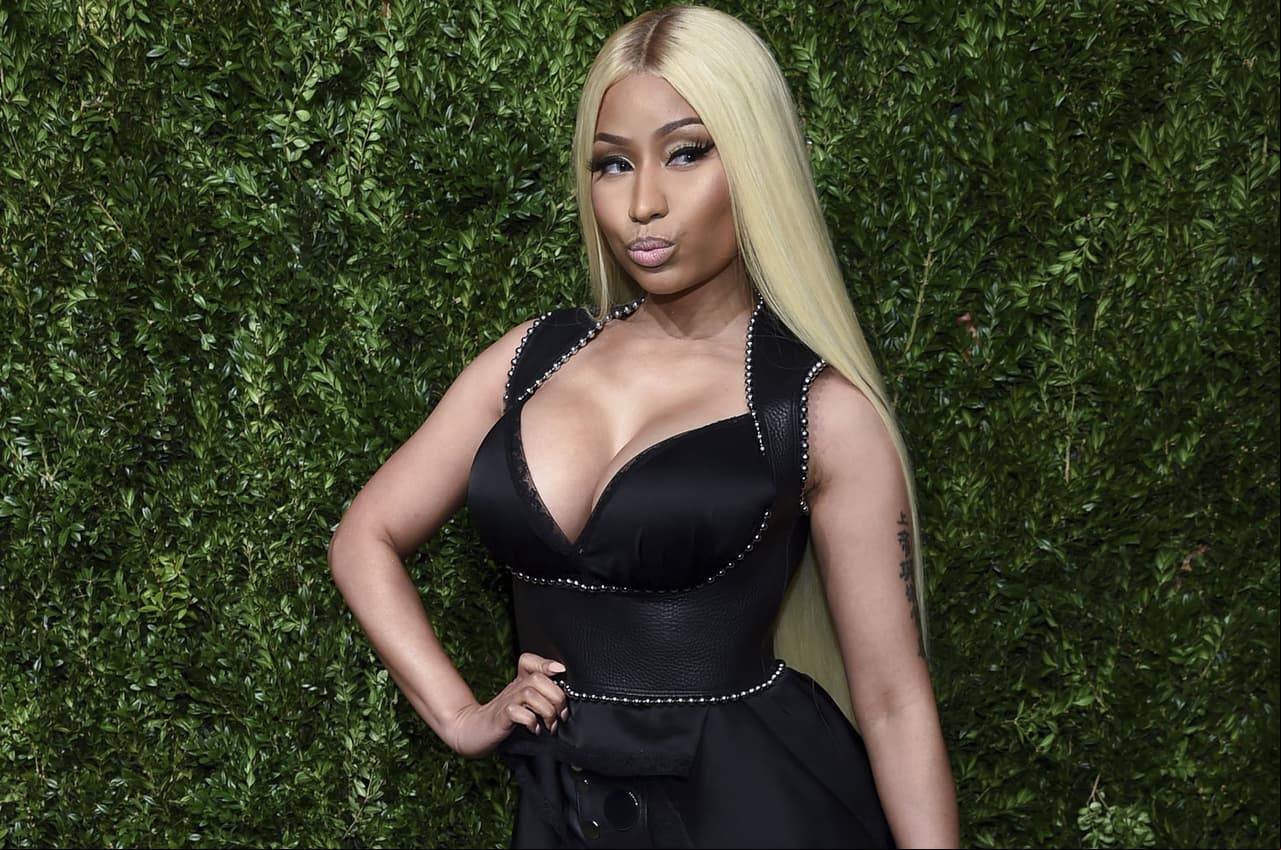Nicki Minaj impacta con video donde muestra escote de infarto