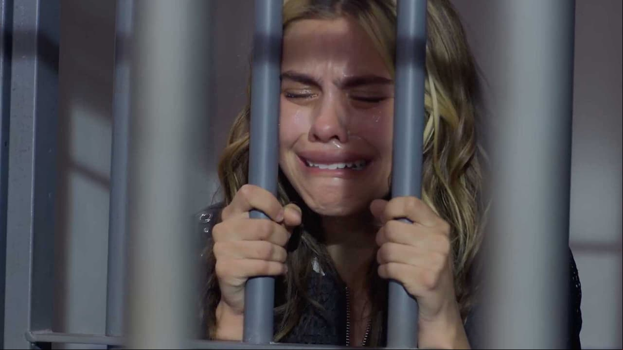 Lola le pide perdón de rodillas a Jacinta