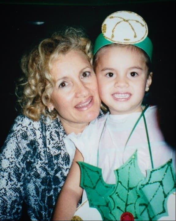Tras cuatro años soltero y después de haber salido de su rehabilitación, José José le dio otra oportunidad al amor y se casó con la cubana Sara Salazar en 1995. Fruto de este matrimonio, y en ese mismo año, nació Sarita el 22 de julio.