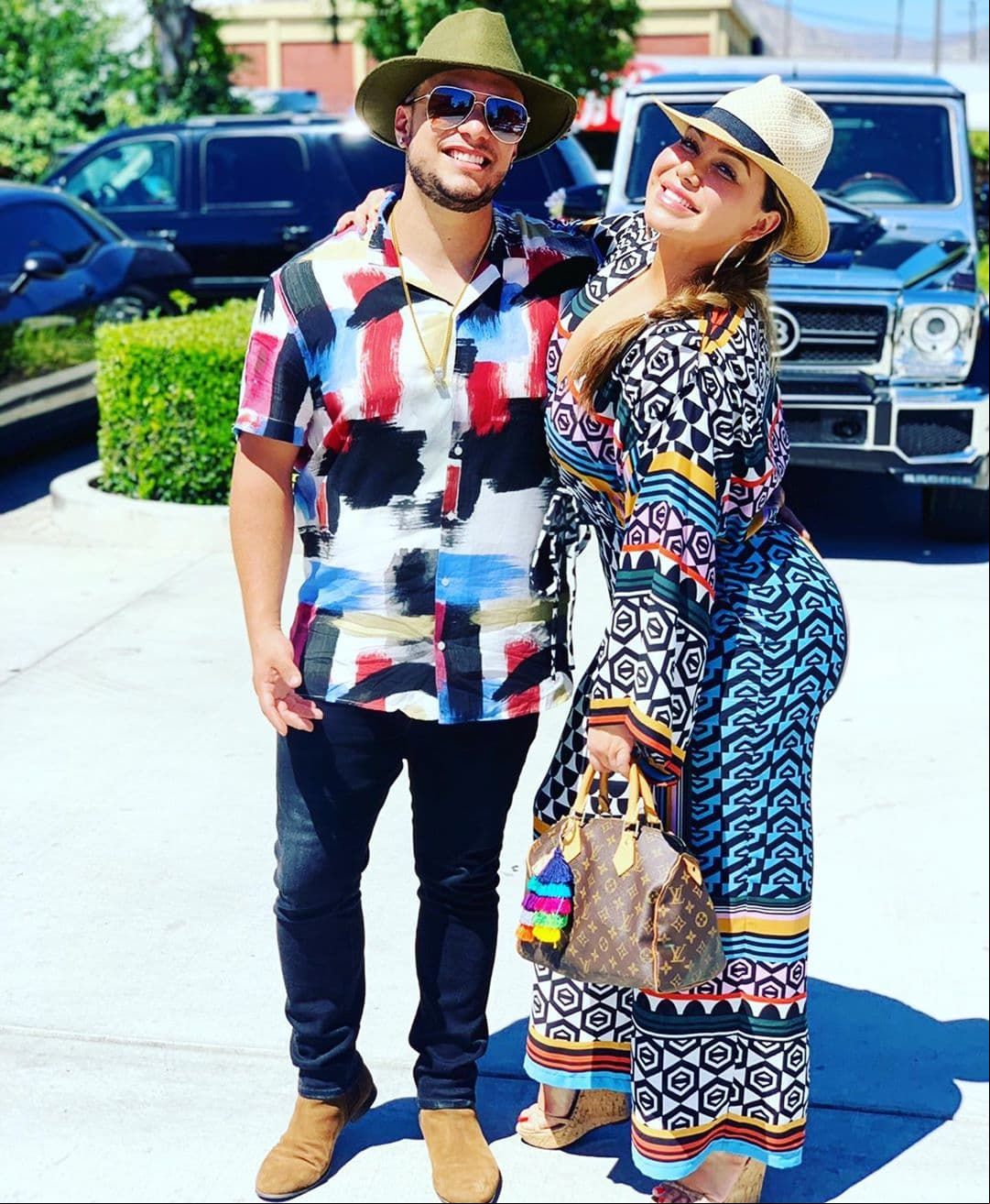 Después de un año de matrimonio, Chiquis Rivera y Lorenzo Méndez anunciaron su separación definitiva el 17 de septiembre. De acuerdo con la demanda de divorcio que solicitó la cantante, el pasado 19 de octubre, las razones de su divorcio fueron diferencias irreconciliables.