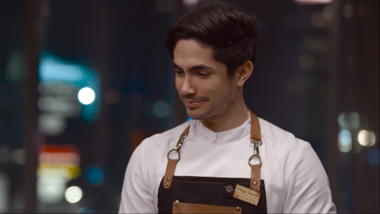 1) ‘Diego’ trabajaba como mesero en un restaurante donde, sin saberlo, flechó a ‘Katya’. En el lugar chocó con ‘Andrea’, quien, al armar un escándalo, hace que el joven pierda su trabajo.