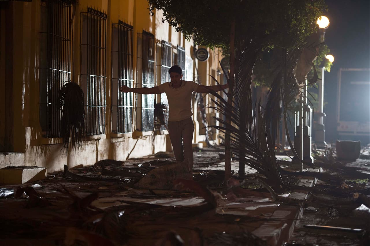 Mauricio vagó por las calles de Mazatlán mientras el devastador huracán 'Juana' tocaba tierra...
