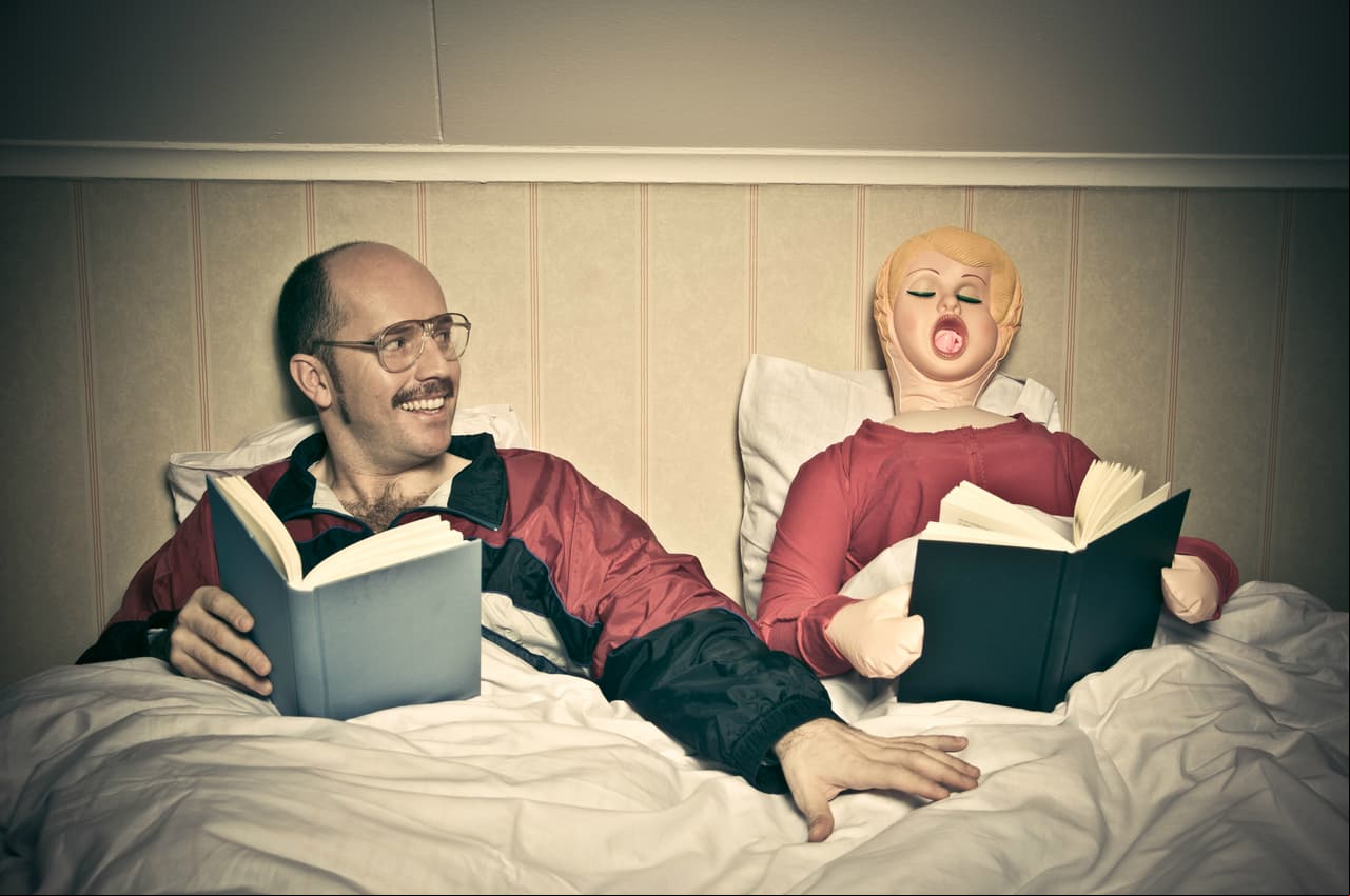 Muñeca inflable. ¿Sabías que fue el primer juguete sexual, creado a petición de Hitler para sus soldados nazi? Al ser un clásico, es un rio que no debe faltar.