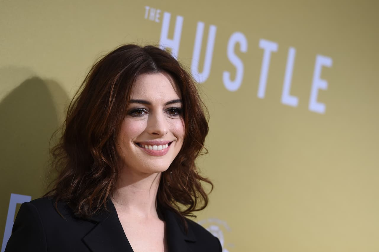 Con foto en blanco y negro, Anne Hathaway anuncia segundo embarazo