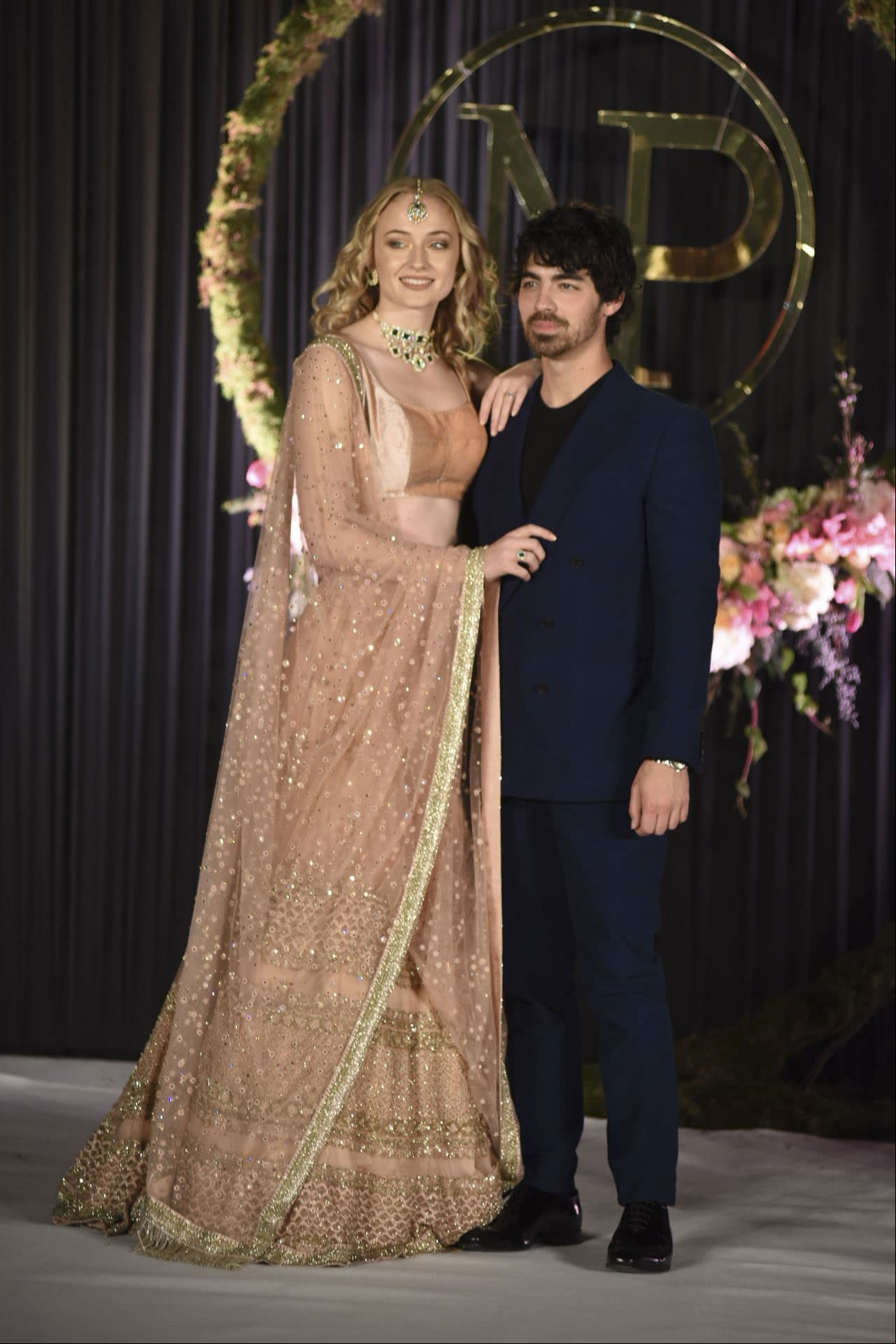 Además acudieron la madre y los hermanos de Nick: Kevin, Joe y Frankie con sus respectivas parejas. De acuerdo con medios estadounidenses, usaron diseños de Ralph Lauren.