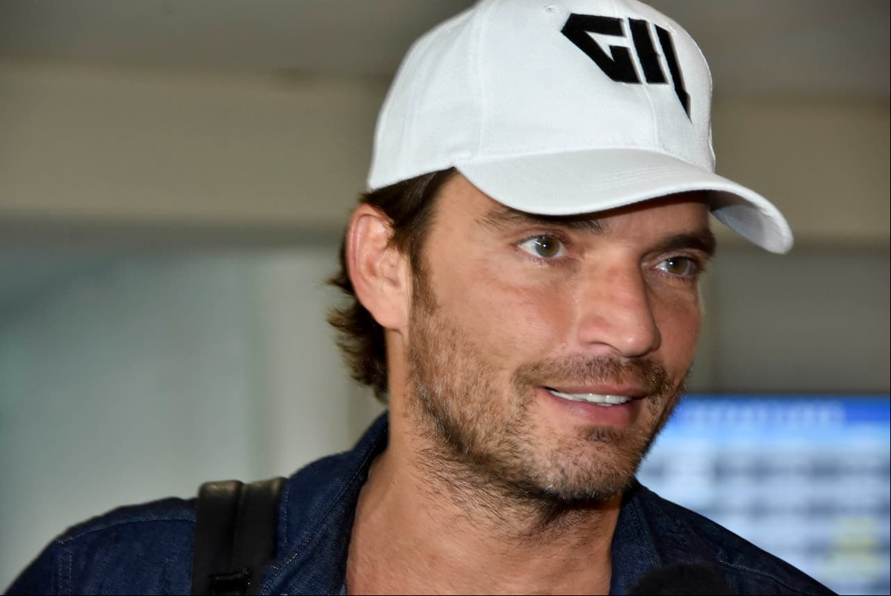 Photo © 2017 Splash News/The Grosby Group Julian Gil arrives at LMM Airport on July 3, 2017 in San Juan, Puerto Rico for a vacation in the midst of his his high profile alimony-divorce case from actress Marjorie de Sousa.