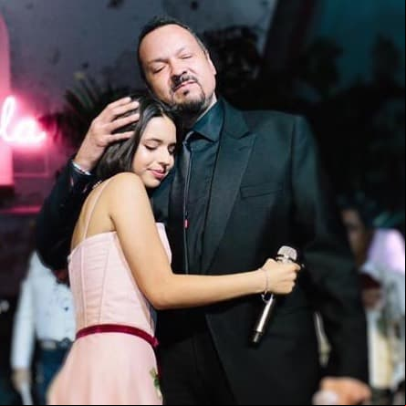 Ángela Aguilar y su hermano sin duda han heredado de su padre, Pepe Aguilar, y su abuelo, Antonio Aguilar, la fuerza vocal que proyectan en los escenarios.