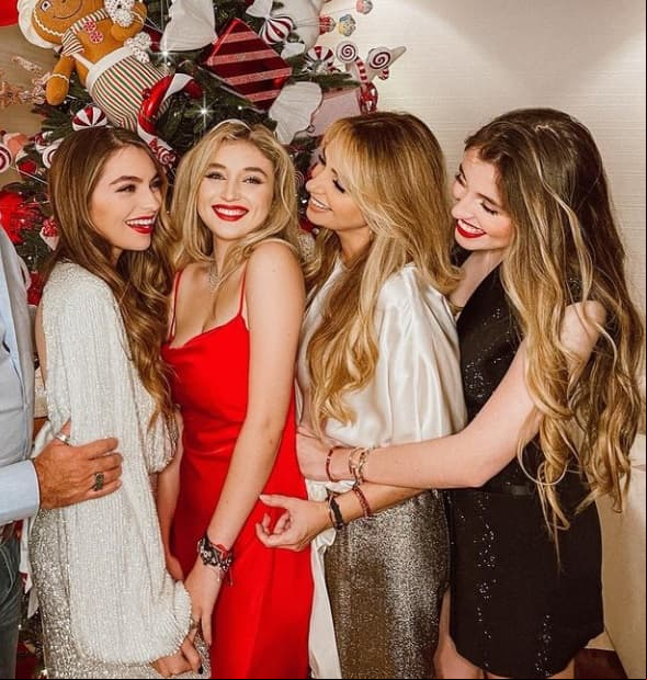 Desde hace unos días, las hijas de Angélica Rivera –Sofía, Fernanda y Regina- han compartido en redes sociales innumerables fotografías de las lujosas vacaciones que pasaron en Aspen, Colorado, las cuales según algunos medios tuvieron un costo alrededor de dos millones de pesos.