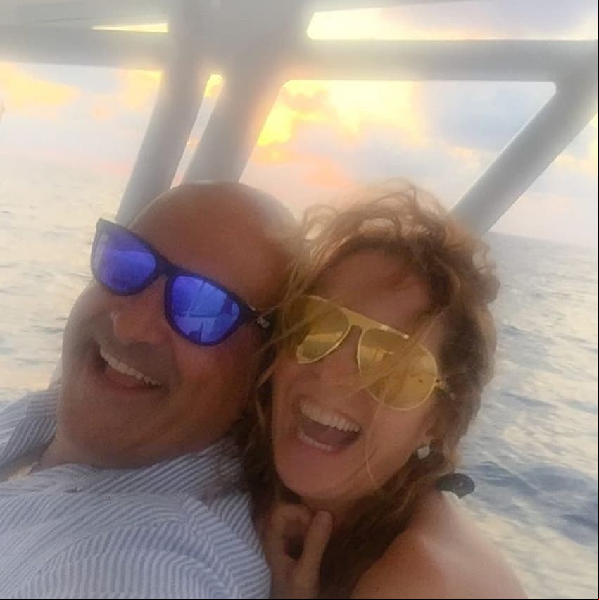 Mientras que la cantante, de 50 años, suele ser más reservada en cuando a sus publicaciones, enfocándose más a mostrar cosas de su carrera, por ello es que hay pocas imágenes junto a su novio en sus redes sociales.