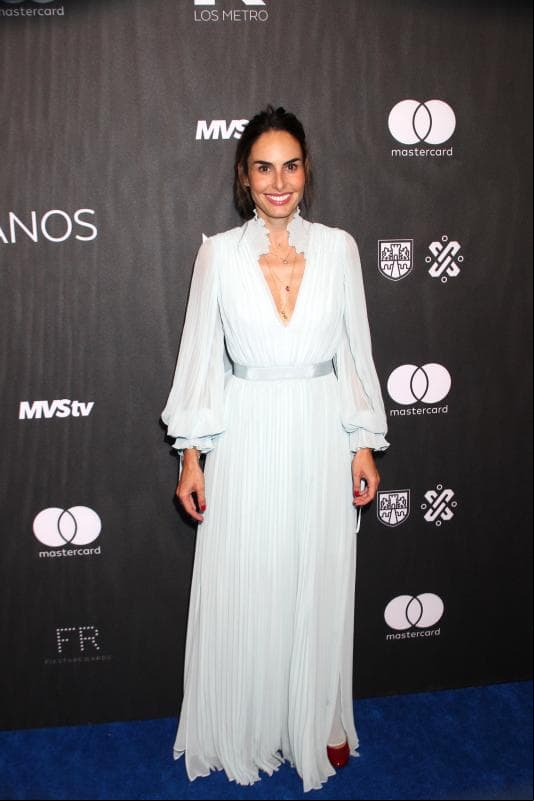 Ana Serradilla uso un vestido blanco con un escote en forma de flecha.