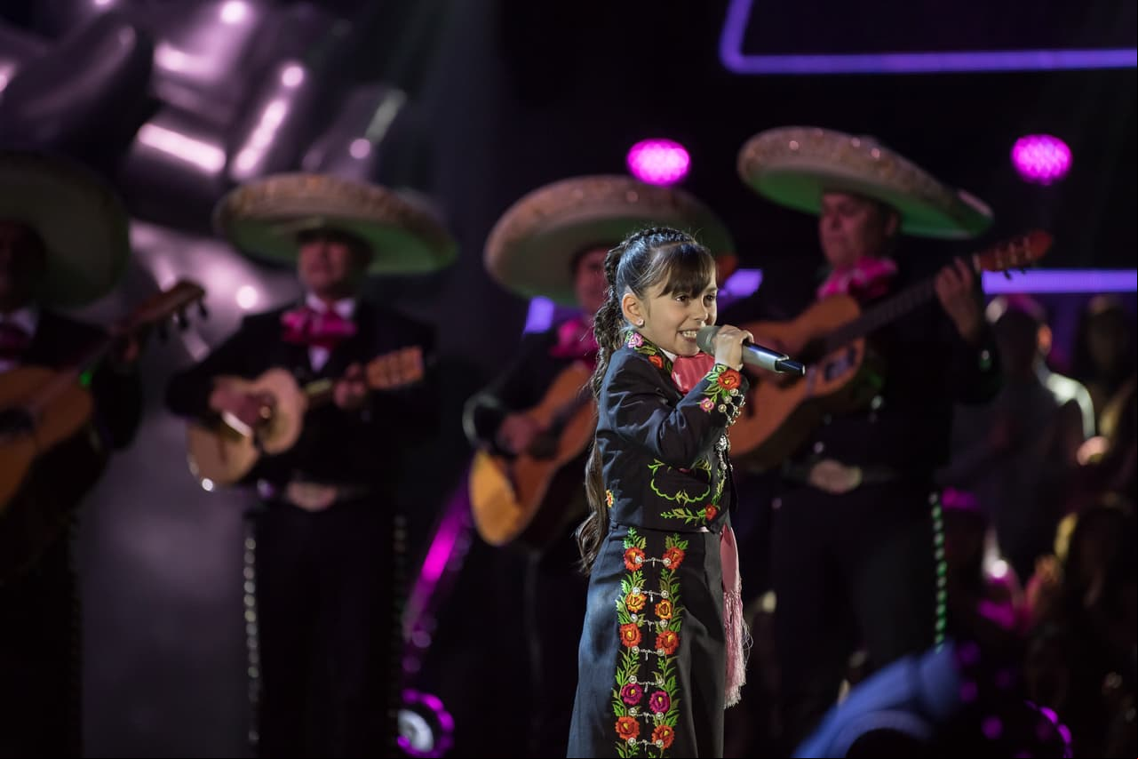 Siendo una de las participantes más pequeñas del Team Lucero, María José logró poner de pie a todos en el programa con su poderosa y afinada voz.