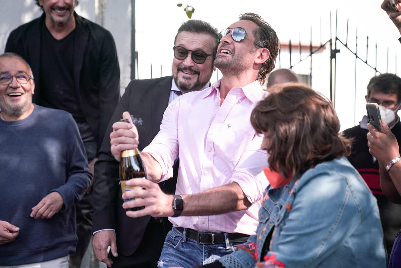 Gabriel Soto fue el encargado de abrir la champaña para celebrar el evento.