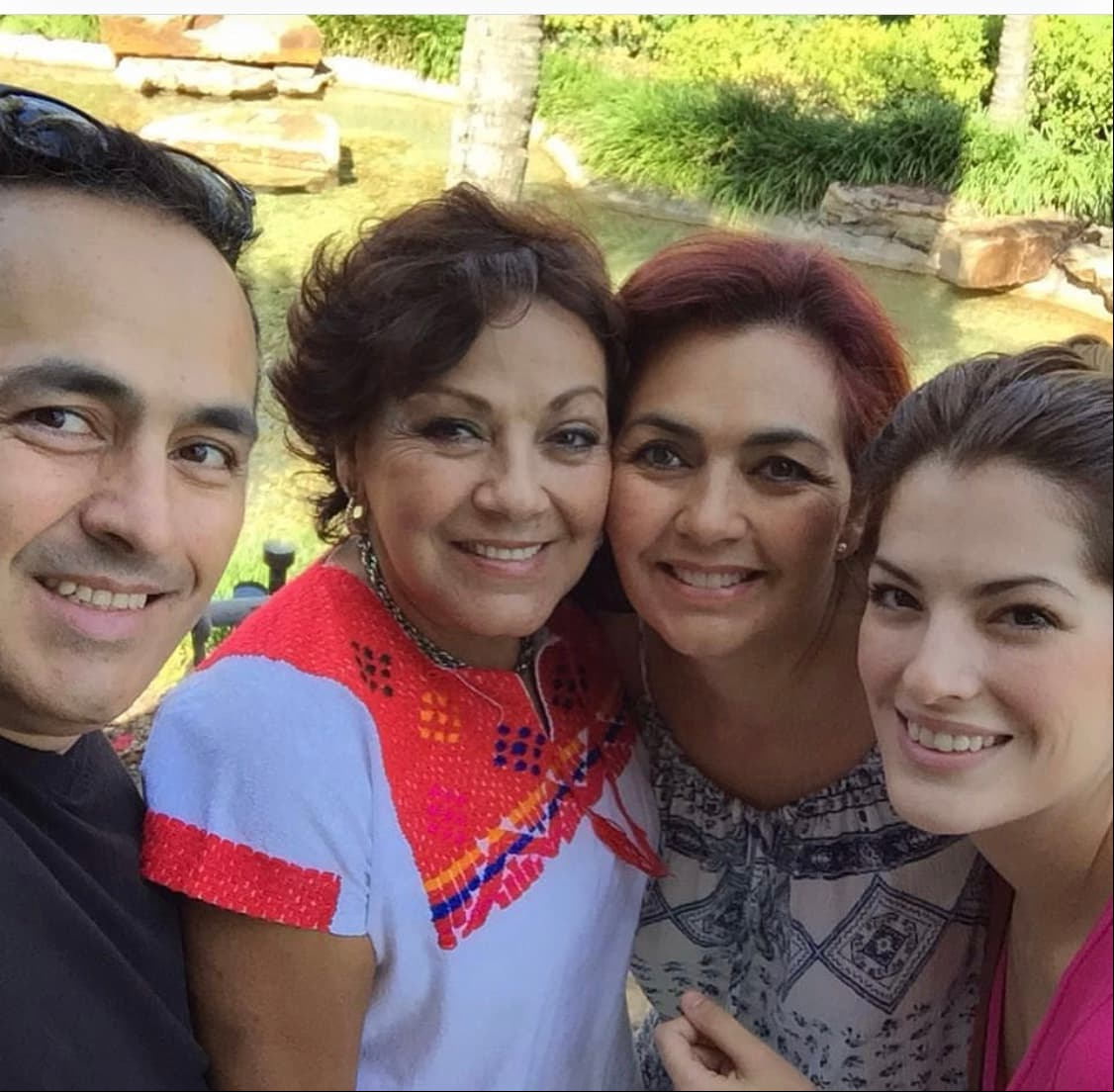 Luis Arcaraz junto a su mamá y su hermana.