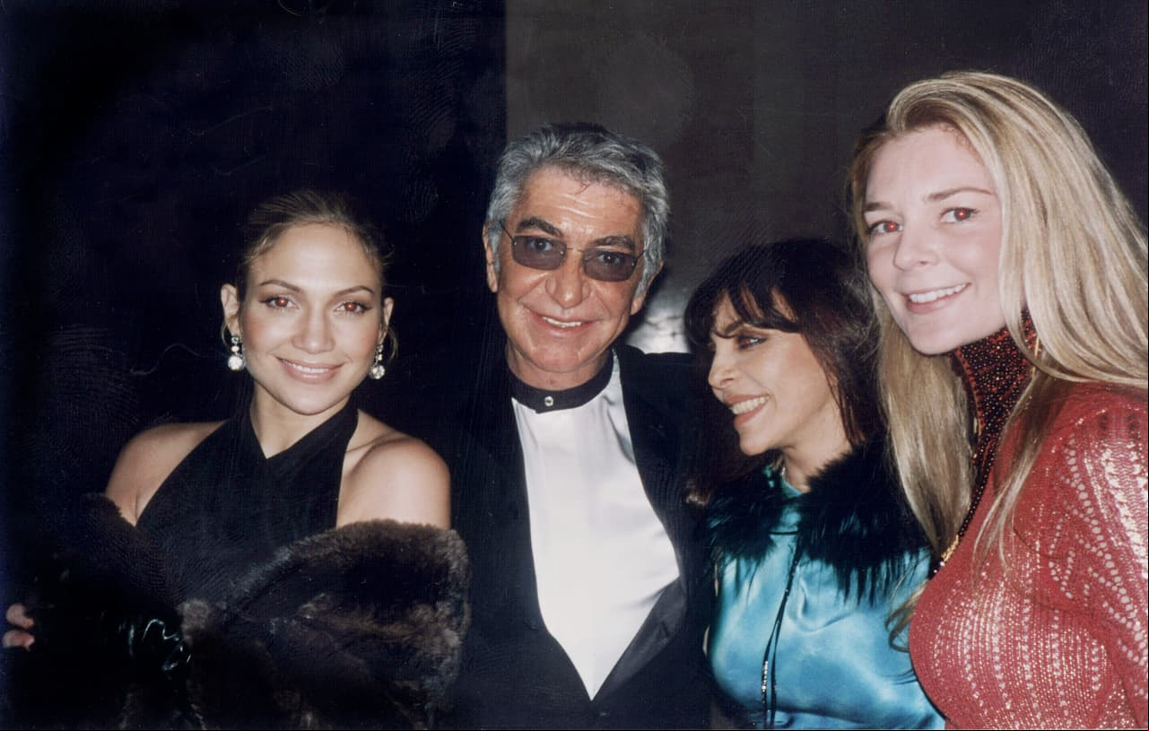 En cuanto al costó, Mitzy reveló que ascendió a los 350 mil dólares, mismos que pagó el productor musical. Thalía desfiló este modelo frente a las múltiples celebridades que atendieron a su boda, como Jennifer López, Roberto Cavalli, Verónica Castro y Marc Anthony, entre otros.