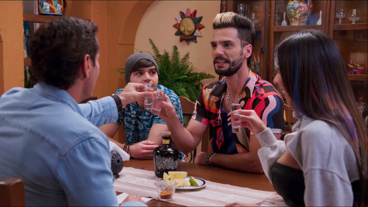 'Olga' brinda con los hermanos Ramírez Pérez.