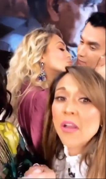Sin embargo, esta no es la primera muestra de cariño que los actores han exhibido en pantalla, pues ha principios de año, el protagonista de ‘Por amar sin ley’ aplicó la misma técnica y sorprendió a la expareja de Luis Miguel con tremendo beso en la boca.