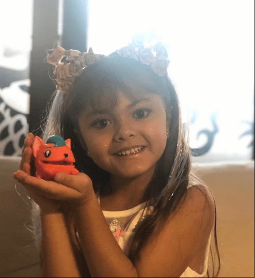 “Los estoy destapando. Espero estén felices en sus casas y cuídense del coronavirus mucho”, dijo la carismática niña en un breve clip donde está destapando sus presentes