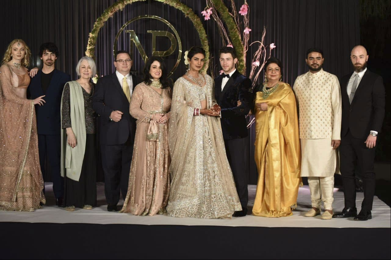Entre los asistentes se encontraban la madre y la prima de la novia, Parineeti Chopra, popular cantante en su país.