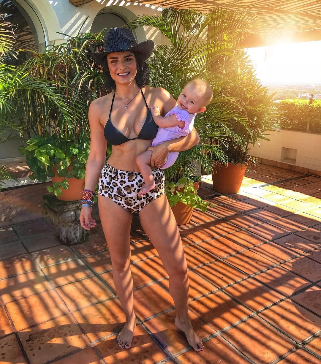 Aislinn Derbez muestra la importancia de la estimulación temprana para bebés